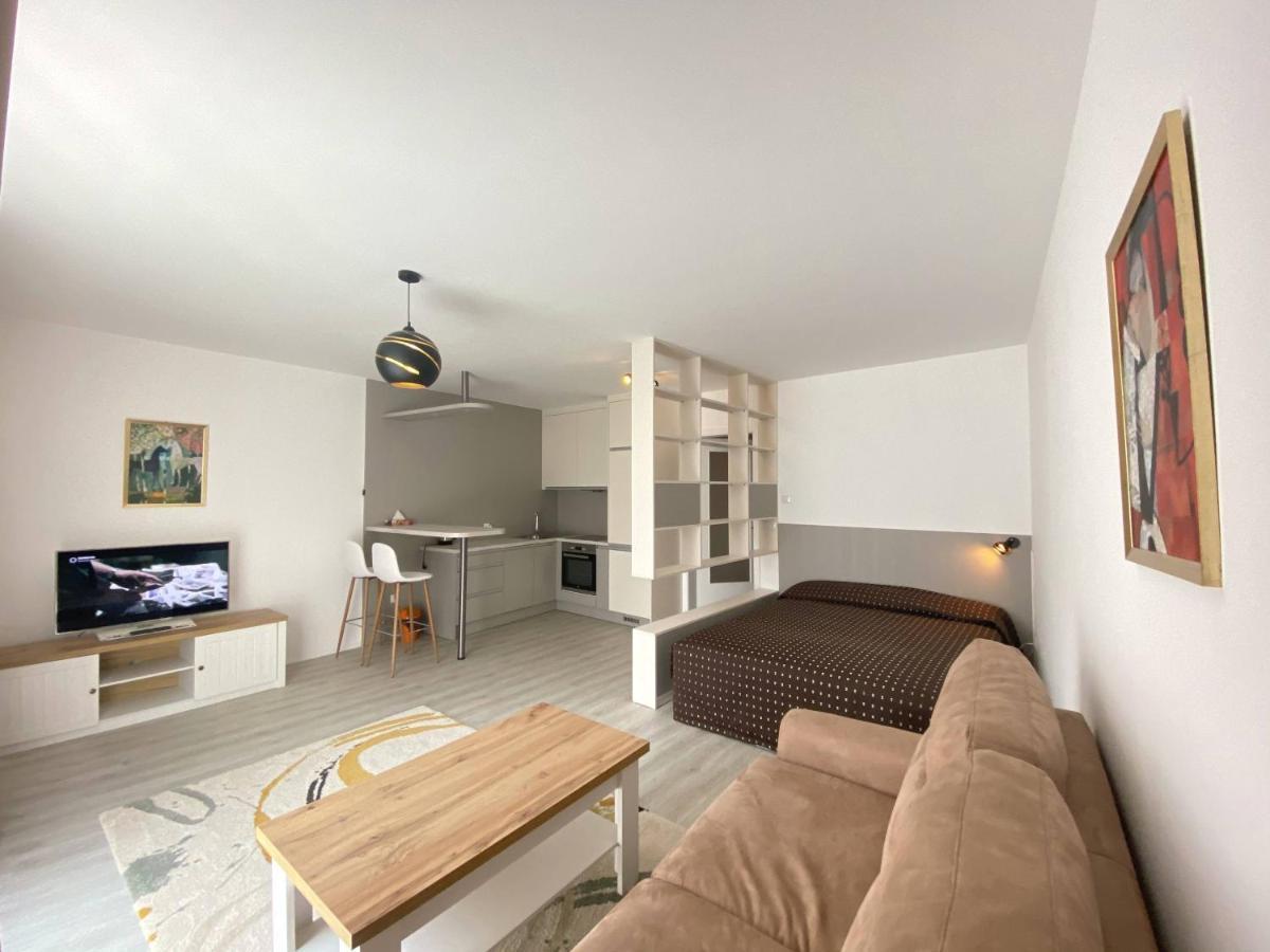 Seven Days Smichov Apartment Prague Exterior photo